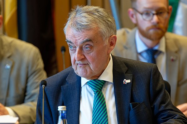 NRW-Innenminister Herbert Reul will, dass die Polizei in ihren Pressemitteilungen künftig die Nationalität von Tatverdächtigen nennt. - © Henning Kaiser/dpa