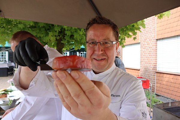 Silvio Eberlein präsentiert seine gegrillte Wassermelone. - © Désirée Winter