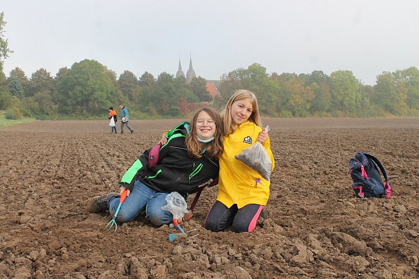 Schmutzige Hosen und volle Tüten: Marina (l.) und Xenia waren mit Feuereifer auf der Suche nach Bruchstücken von mittelalterlichen Tonkrügen und -töpfen. - © LGS 2023 Höxter/Manuela Puls