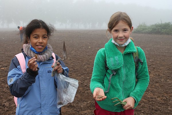 Najomi (10) und Anouk (9) von der Klasse 4 aus Ottbergen gingen unter die Nachwuchs-Archäologen. Im Weserbogen suchten sie Scherben aus der versunkenen Stadt Corvey. - © LGS 2023 Höxter/Manuela Puls
