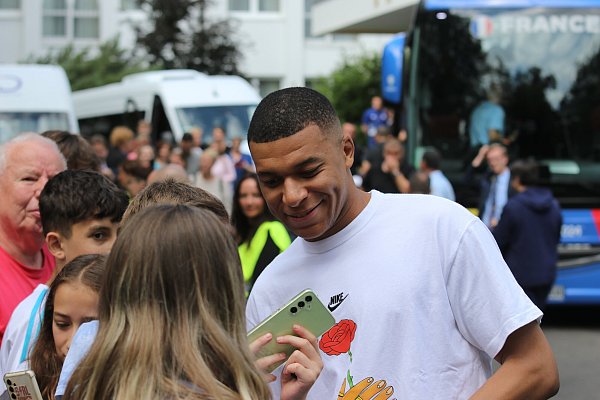 Kylian Mbappé und die französische Nationalmannschaft verlassen nach dem EM-Aus den Kreis Paderborn und reisen nach Hause. - © Felix Schwien
