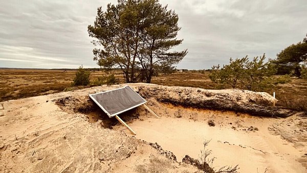 Nach Informationen der Initiative seien unberührte Bereiche des Truppenübungsplatzes für den erweiterten Übungsbetrieb aufbereitet worden. Beispielsweise seien wertvolle Binnendünen für Zielvorrichtungen aufgegraben worden. - © Initiative Schlangen 4.0