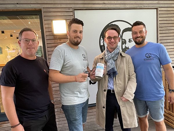 Die Gütersloher Gastronomen Philipp (r.) und Max Schauerte (3. v. r.) überreichen Gruppensprecher Max Ackermann (2. v. r.) die Spende. Medienproduzent Oliver Helbig (l.) unterstützt die Aktion, die jetzt zum dritten Mal auf die Beine gestellt wurde. - © Systemadministrator