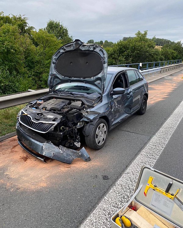 Bei dem Unfall am Sonntagabend entstand laut Polizei ein Sachschaden von etwa 25.000 Euro. - © Feuerwehr Vlotho