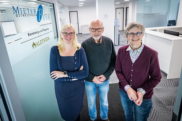 Wollen eine Mietpreisbremse für OWL: Sarah Bohnke, Hans-Georg Pütz und Regina Kopp-Herr vom Mieterbund. - © Sarah Jonek Fotografie