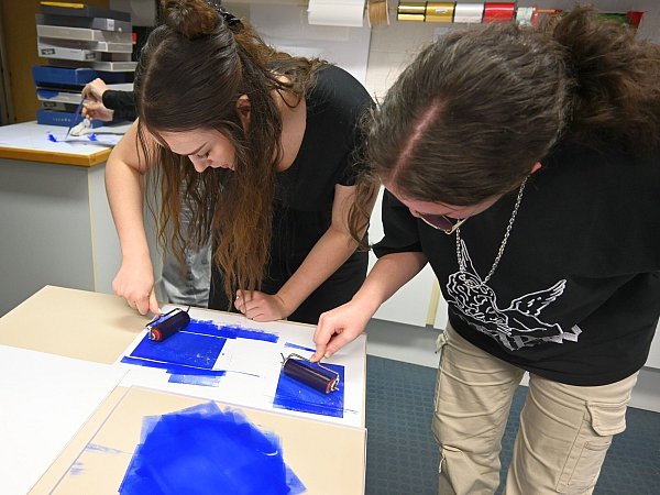 Zum Abschluss wurde es kreativ: Die Schülerinnen und Schüler bekamen einen praktischen Einblick in die Technik des Tiefdrucks. - © x