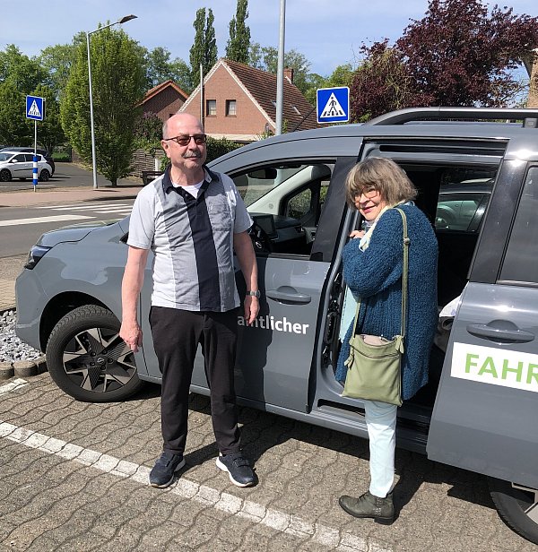 Der ehrenamtliche Fahrer Klaus Riecke und Testfahrerin Elke Bösch nach der ersten Station am Supermarkt. Jetzt geht es weiter nach Tonnenheide. - © Senioren-Union Rahden/Elke Bösch