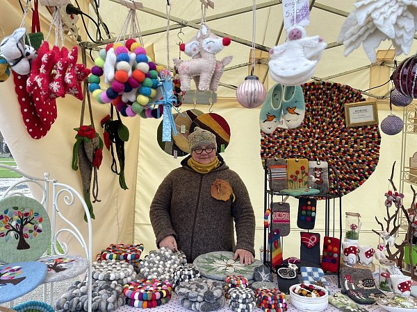 Nicole Lutterkühn steht bereits das zehnte Mal auf dem Weihnachtsmarkt in Schloß Neuhaus. - © Lea Sasse