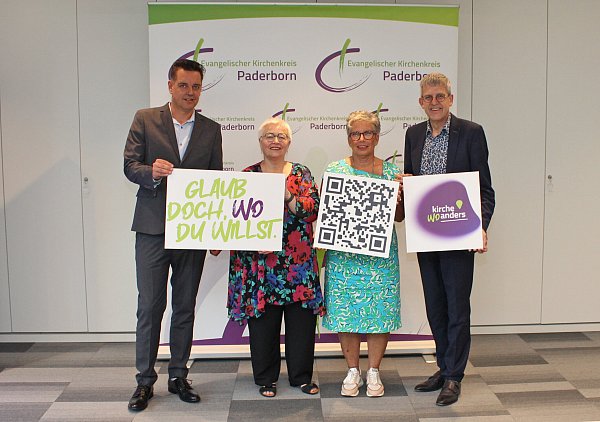 Freuen sich auf viele spannende Ideen, wie Kirche anders sein kann: (v.l.) Jan-Hendrik Noll, Projektmitarbeiter kirchewoanders, Sigrid Beer, Kirchenleitung der Evangelischen Kirche von Westfalen und Mitglied im Thinktank des Kirchenkreises, Evelyne Schubert, Mitglied des Kreissynodalvorstandes, sowie Superintendent Volker Neuhoff. - © EKP/Oliver Claes