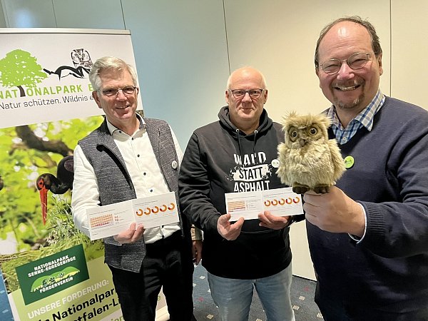 Froh über die Umfrageresultate sind (v. l.) die beiden Vorsitzenden Nationalpark-Förderverein, Hans Jürgen Wessels und Thomas Steinlein, sowie Naturschützer Karsten Otte. - © Jens Reddeker