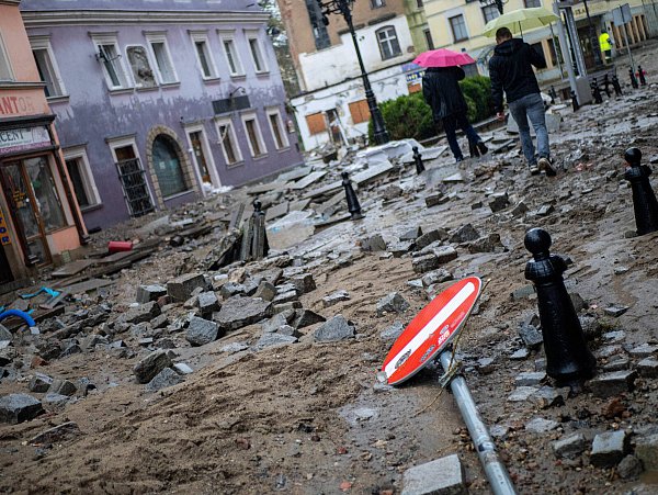 Die Fluten verwüsteten die Innenstadt in der polnischen Stadt Klodzko. - © IMAGO/Eastnews