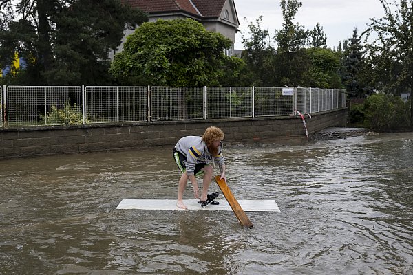 Tschechien, Litovel, 16. September: Ein Mann bewegt sich über Hochwasser in Litovel im Osten Tschechiens. - © Deml Ondøej/CTK/dpa