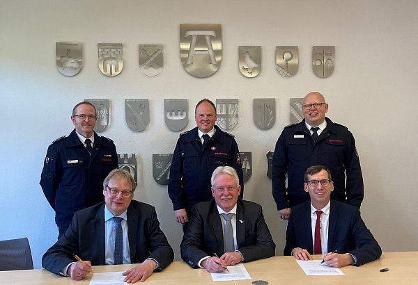 Drei der vier beteiligten Kommunen bei der Unterzeichnung der Erklärung zur Vergabe: Wehrleiter Stefan Kaiser und Bürgermeister Burkhard König (Schmallenberg, v. l.), Wehrleiter Cyrill Stute und Bürgermeister Thomas Schröder (Marsberg) sowie Wehrleiter Jürgen Rabbe und Bürgermeister Tobias Scherf (Warburg). - © Stadt Marsberg