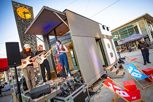 Singer-Songwriterin Mina Richmann weiht auf dem Jahnplatz mit ihrer Band die neue rollende Bühne "tu:bie" von Bielefeld Marketing ein. - © Mike-Dennis Müller / www.mdm.photo