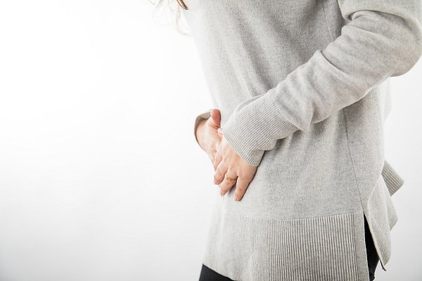 Wenn der Körper bei einer Erkrankung gegen verschiedene Giftstoffe ankämpft, verursacht das oft Magenschmerzen. - © picture alliance / dpa Themendienst