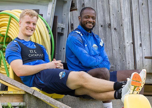 Mattes Hansen (l.) und David Kinsombi, die hier beim Trainingslager in Walchsee eine Pause einlegen, schienen beide ihre Verletzungen auskuriert zu haben. Doch Hansen erlitt nun einen Rückschlag. - © Oliver Krato