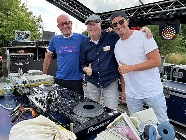 „Bademeister“ Matthias Markstedt (v. l.) DJ Arni alias Arnulf Blau und Profi-Discjockey Simon Drosten waren die Erfolgsgaranten der Sonderveranstaltung im Wapelbad. Foto: Gabriele Grund - © Foto: Gabriele Grund