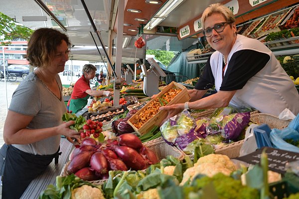 Auch der Wochenmarkt in Bünde wartet mit einem großen Angebot an frischem Gemüse, Obst und anderen Lebensmitteln auf. - © Meiko Haselhorst