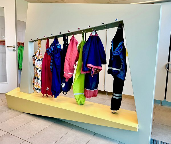 In der Matschgarderobe hängen die Gummihosen der Kinder frei und können schneller trockne und machen dabei keine Wände dreckig. - © Christian Schlichter