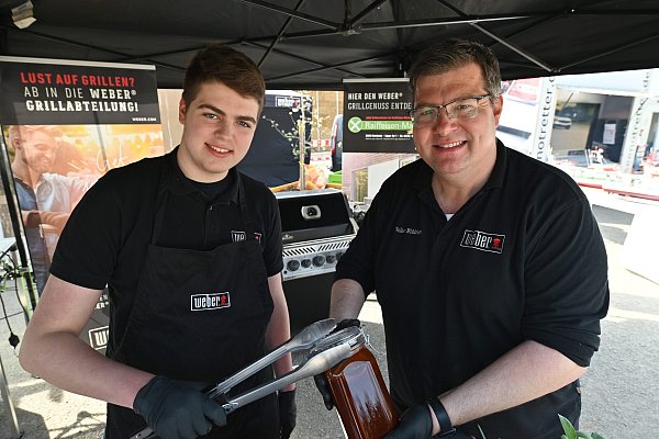 Grillmeister Volker Böddeker (r.) und sein Sohn Justus präsentierten gut besuchte Grillshows. Highlights waren die „Bratwurst-Battles“. - © WLV/Thomas Kube
