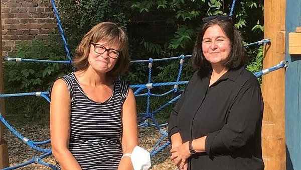 Nadine Schwake (l.) und Cornelia Würtz (Leitungsteam der OGS am Nicolaitor) feiern 20. Geburtstag der OGS. - © Schule am Nicolaitor