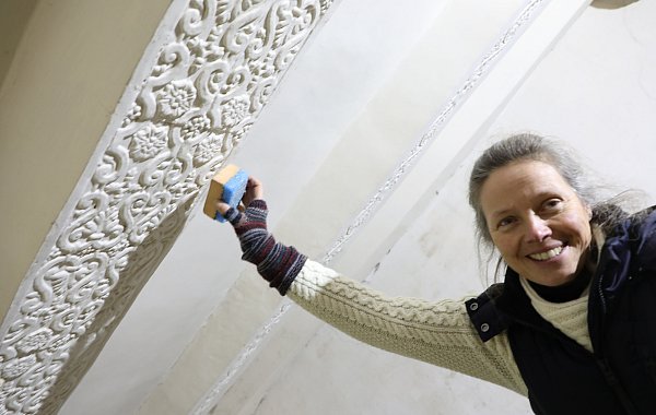Restaurierungsarbeiten im Januar 2019: Kristina Brakebusch säubert mit einem Trockenschwamm wie mit einem Radierer die Ornamente der Stuckdecke im Kubus des Westwerkes. - © Archiv: Simone Flörke