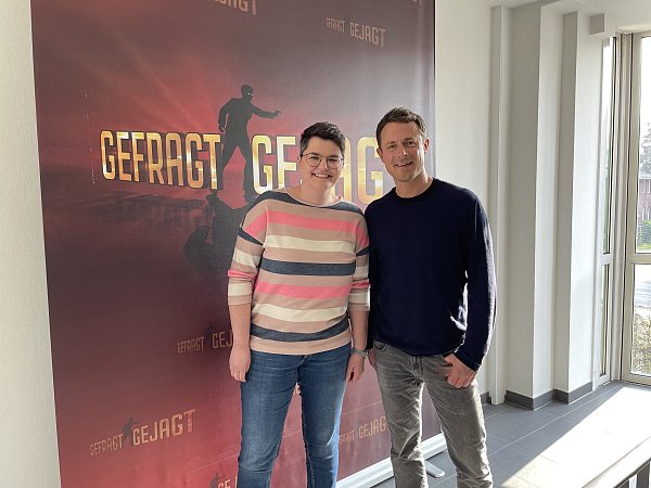 Nicole Pollklas mit Moderator Alexander Bommes bei der TV-Show "Gefragt gejagt". - © Privat