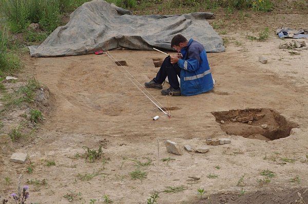 Das flach im Boden erhaltene jungsteinzeitliche Grubenhaus, gesehen von Westen, bei der Dokumentation. - © Archäologie am Hellweg