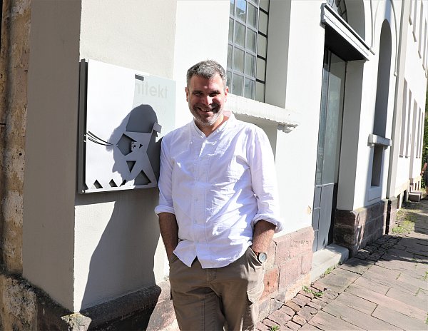 Stephan Rumphorst lebt seit 2021 in der Warburger Altstadt. - © Buntes Fest