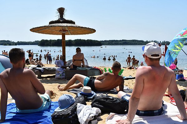 Entspannte Stunden am Strand und das mitten in Paderborn: Am Lippesee im Ortsteil Sande ist das möglich. - © Svenja Ludwig