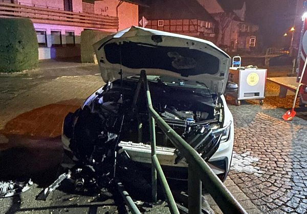 Auf der Brokusenstraße in Bruchhausen war ein Autofahrer bei Glatteis von der Straße abgekommen und mit seinem Auto gegen ein Geländer gekracht. - © Feuerwehr Höxter