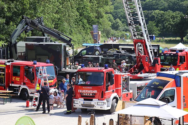 Einsatzfahrzeuge der Feuerwehr - © Polizei