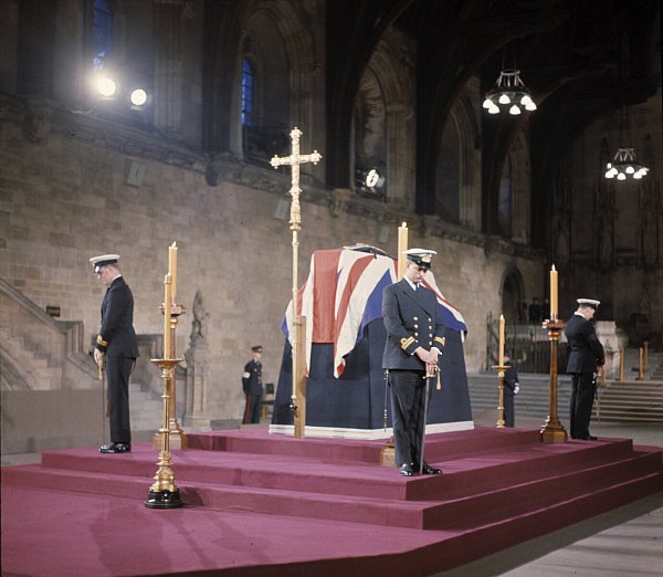 Britische Marineoffiziere halten vor der Beerdigung von Sir Winston Churchill in der Westminster Hall am Sarg Wache. - © dpa