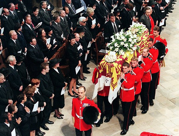 Der in die königliche Standarte gehüllte Sarg von Diana, Prinzessin von Wales, wird von Trägern der Welsh Guards zur Beerdigungszeremonie in die Westminster Abbey getragen. - © Johnny Eggitt