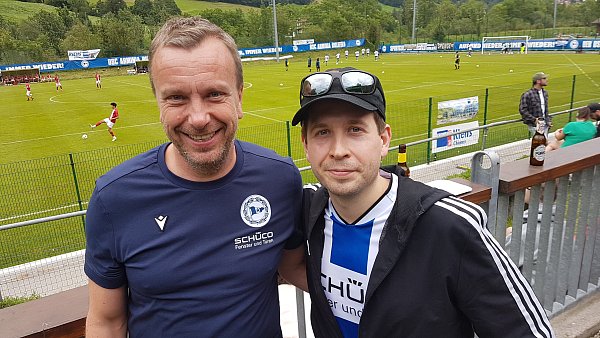 Arminia-Fan und SPD-Politiker Kevin Kühnert (r.) fachsimpelte mit DSC-Geschäftsführer Christoph Wortmann. - © Gregor Winkler