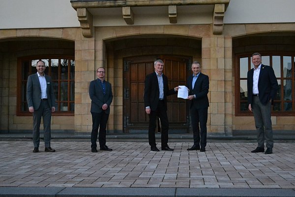 Hanno Beckert (NRW-Bank, l.) und Referent Hans-Jürgen Fragemann (3. v.l.) waren zur Übergabe der Förderbescheide gerne nach Bad Driburg gekommen. Darüber freuten sich Bürgermeister Burkhard Deppe, der Betriebsleiter des Abwasserwerkes Sebastian Menne (2. v.l.) und Landtagsabgeordneter Matthias Goeken (r.). - © Silke Riethmüller