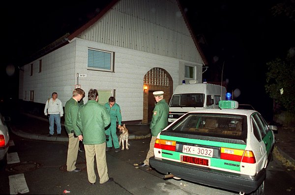 Polizisten und ein Einsatzfahrzeug stehen in Bredenborn vor dem Haus, in dem drei Brüder als mutmaßliche Mörder der Polizisten Jan G. und Nils E. festgenommen werden. - © picture-alliance/ dpa