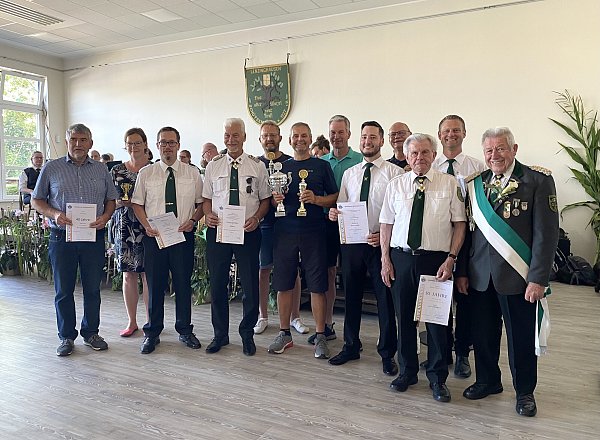 Geehrte Mitglieder und Sieger des Vereinsschießens Lenzinghausen: Ulrich Hein (v. l.), Claudia Kröger, Markus Kepper, Rüdiger Hochstrate, Sieghart Kröger, Manfred Schiering, Achim Dingerdissen, Jannick Peiniger, Guido Sussik, Bernhard Fabian, Stefan Jürgens und Rolf Kniekamp. - © Lillia Seifert