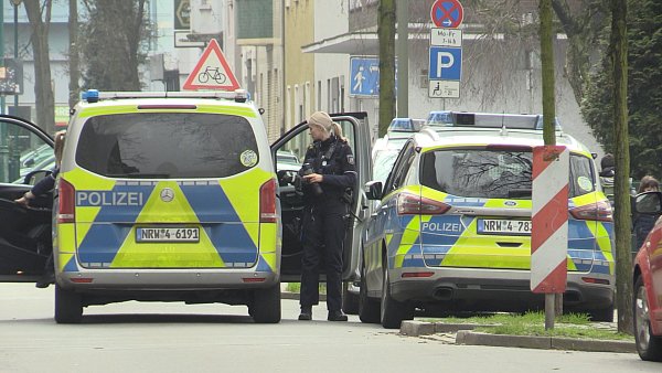Zwei Einsatzfahrzeuge der Polizei am Tatort in Duisburg. - © Justin Brosch