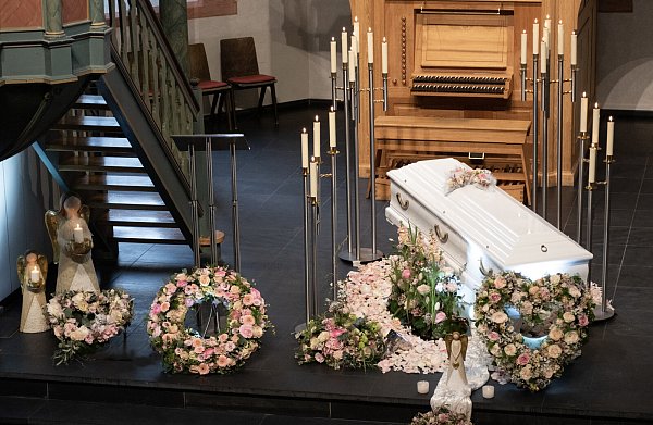 Der Sarg der 12-jährigen Luise steht in der evangelischen Kirche in Freudenberg, in der die Gedenkfeier am Mittwoch stattgefunden hat. - © Evangelische Kirchengemeinde Freudenberg/dpa