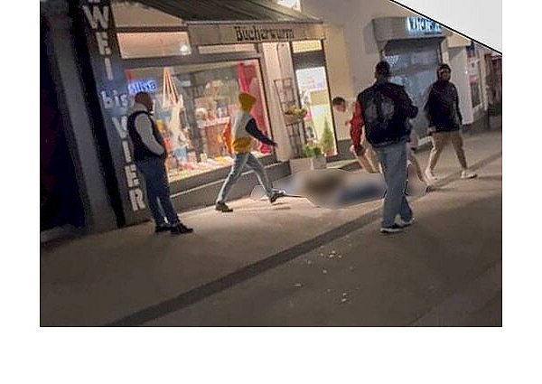 Die Polizei sucht nach diesen Männern. - © Polizei