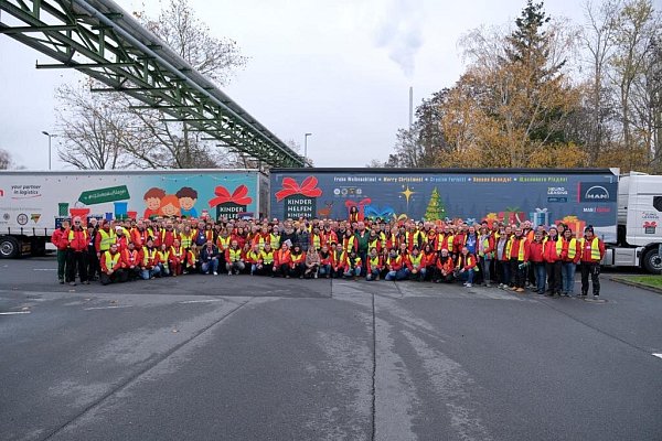 Viele freiwillige Helfer geben Päckchen und Pakete auf die weihnachtliche Reise. - © Round-Table Höxter-Holzminden