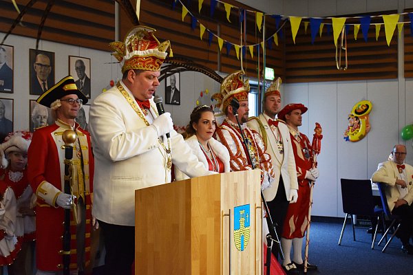 Uwe Rohde, Präsident der Rot-Weißen Garde Bad Driburg, am Mikrofon. - © Stadt Bad Driburg