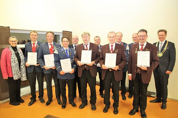 Ehrungen 40 und 50 Jahre: Annette Stracke (v. l.), Jürgen Fecke (40) MV Thüle, Dietmar Kamp (40) MV Thüle, Matthias Gerdes (40) Spielm. Thüle, Christian Wester (40) TC Verne, Willi Schmitz (50) MV Verlar, Jürgen Corazolla (40) Spielm. O-Tudorf, Meinolf Flottmeier (50) MV Verlar, Dietmar Meierotte (40) Spielm. O-Tudorf, Martin Berhorst (40) MV Thüle, Michael Streit (40) MV Verlar und Bürgermeister Ulrich Berger

. - © Johannes Büttner