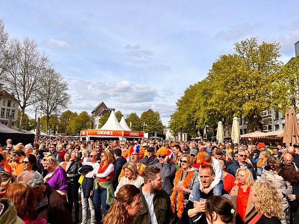 Ausgelassene Stimmung: Am Königstag feiern die Niederländer auf dem Platz de Brink in Deventer natürlich den König, aber auch sich selbst. - © Thomas Gerstner