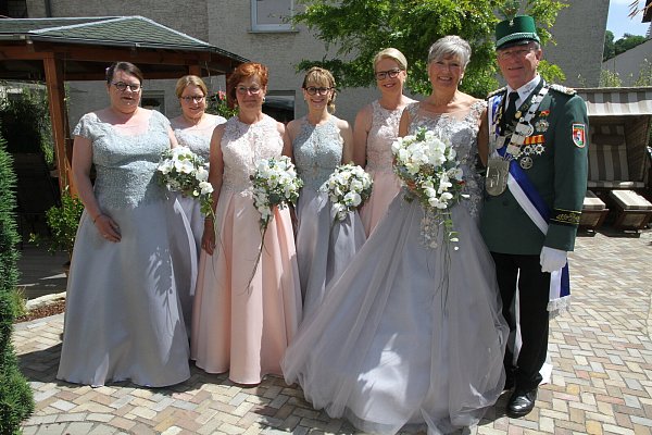 Anne und Alfred Kansy (r.) mit ihren Hofdamen in Kirchborchen. - © Johannes Büttner