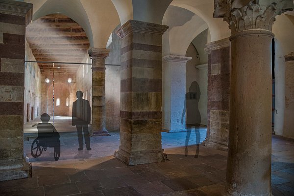 Der Blick in die karolingische Basilika krönt die Zeitreise in Corveys mittelalterliche Geschichte im Erdgeschoss des Westwerks. Moderne Technologien machen die Visualisierung möglich. - © Fotocollage: Kalle Noltenhans