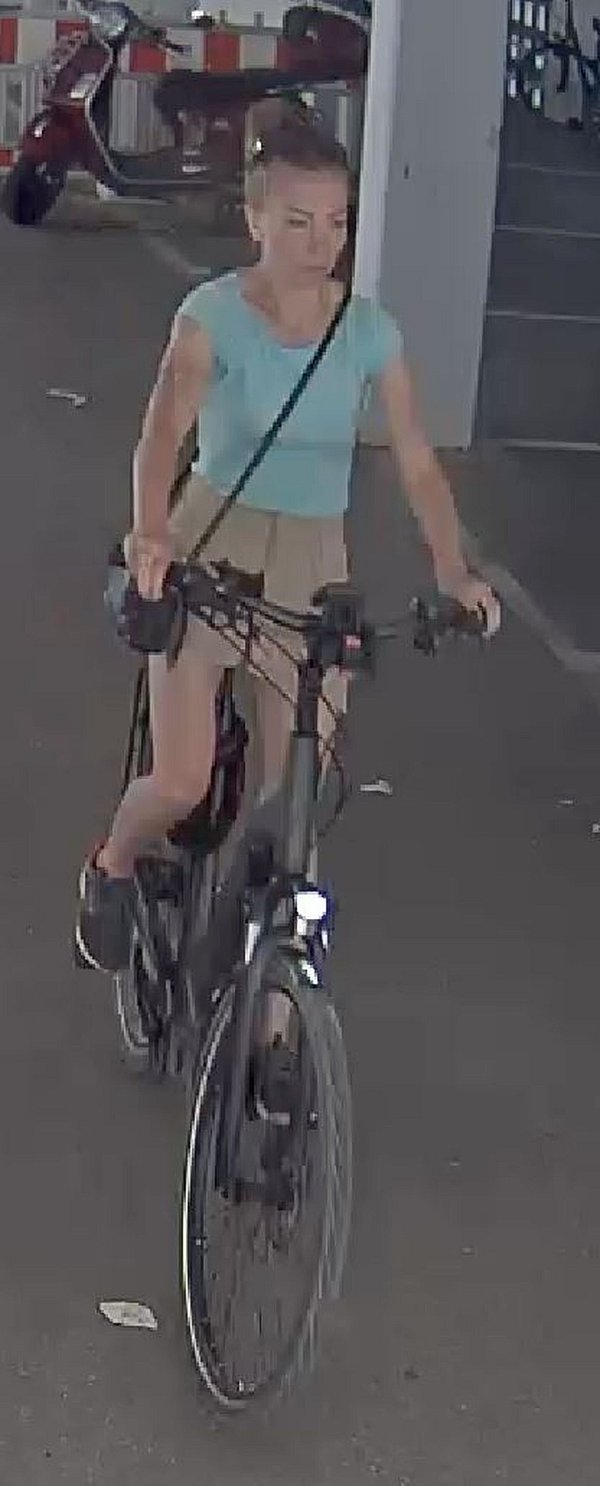 Die Komplizin des Fahrraddiebes auf dem gestohlenen E-Bike. - © Polizei