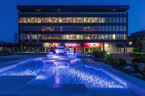 Das HNF in der Dunkelheit mit blau beleuchtetem Brunnen. - © Reinhardt Hardtke/HNF