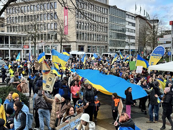 Am 24. Februar zieht die Demonstration für die Ukraine durch die Bielefelder Innenstadt - vom Hauptbahnhof bis zum Rathaus. - © Mike-Dennis Müller